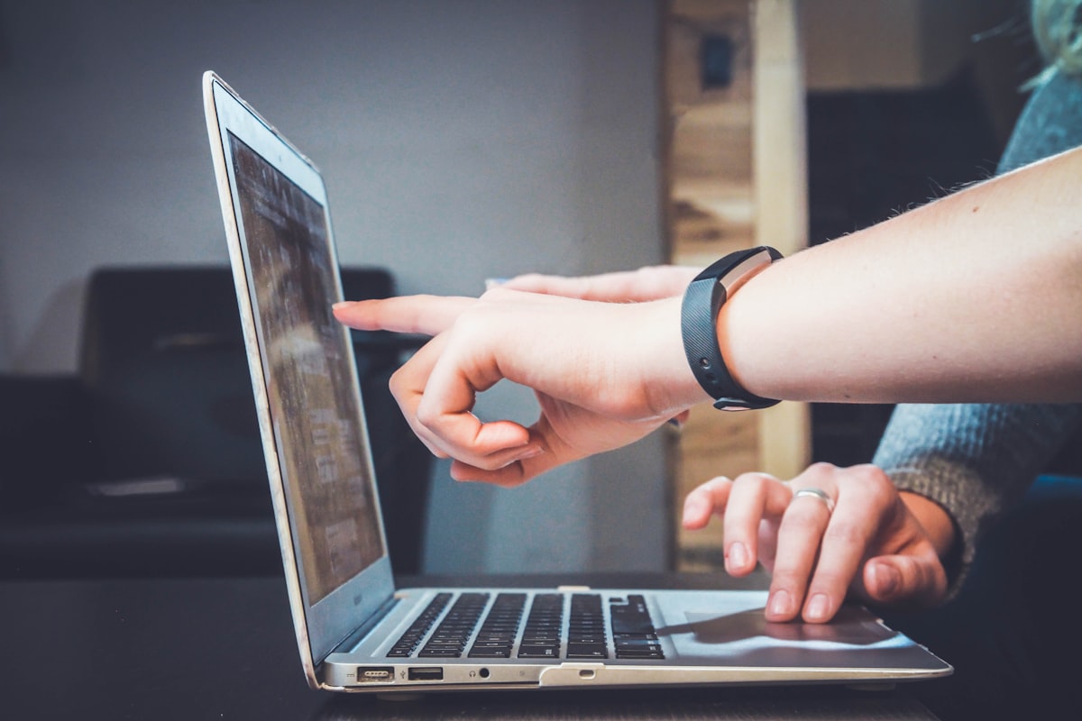 Digitális pórázon? Határok a szülői kapcsolattartásban
